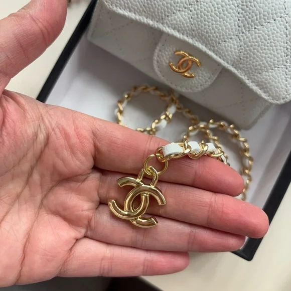 Chanel White Textured Crossbody Bag with Gold Chain - Picture 2 of 10